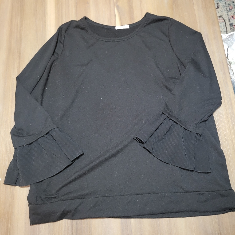 Pebble and stone long sleeve top with ruffle  sleeve size 2x plus black